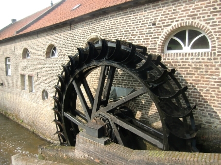 Roerdalen-Vlodrop NL : Gitstappermolenweg, das mittelschlächtige Wasserrad der Gitstapper Mühle